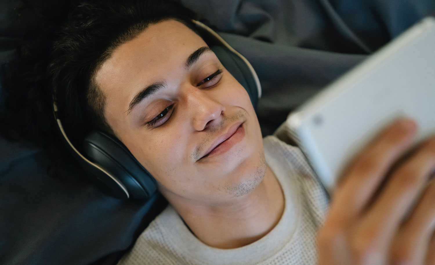A highly sensitive person calms down by listening to headphones