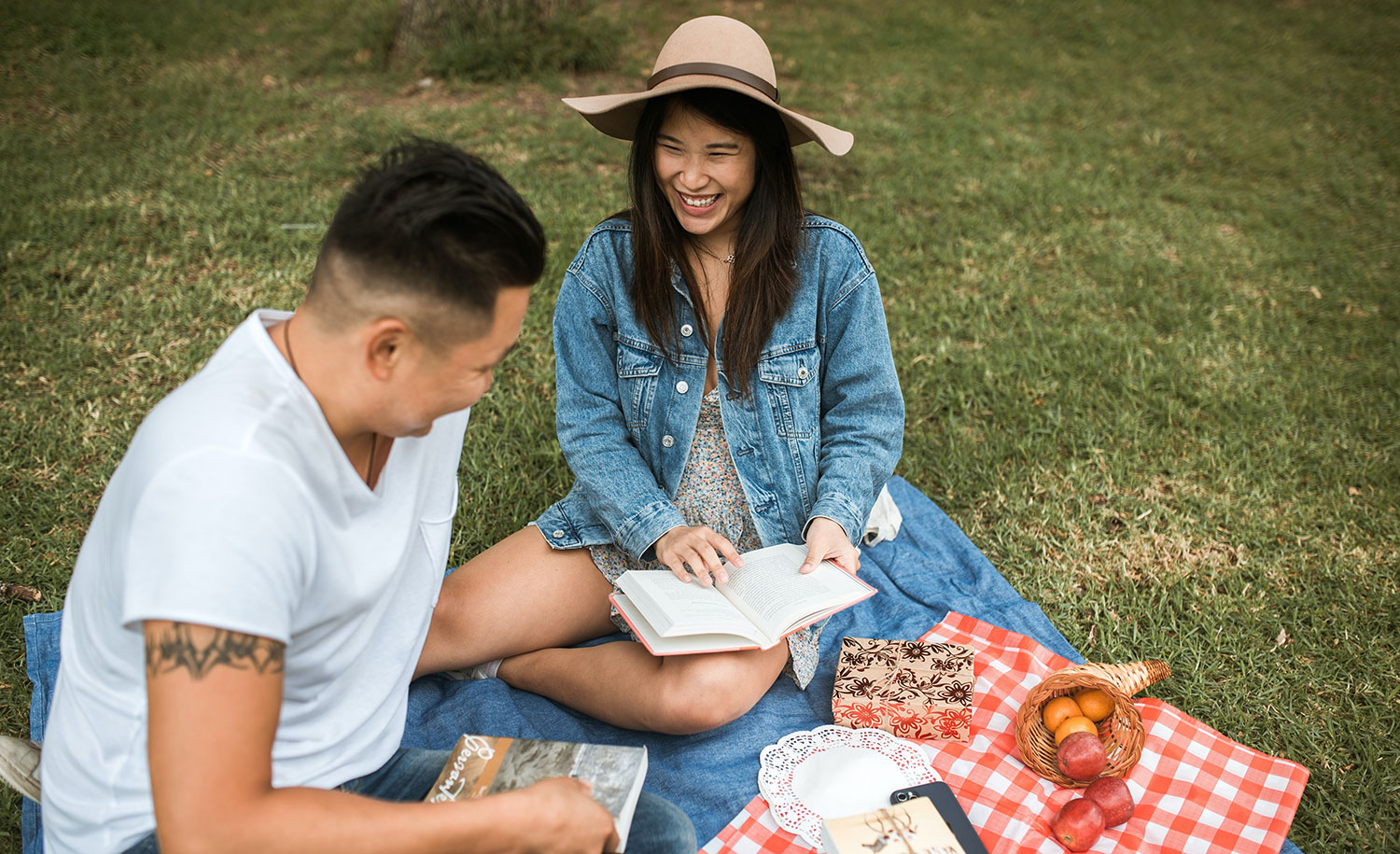 A couple having a picnic date
